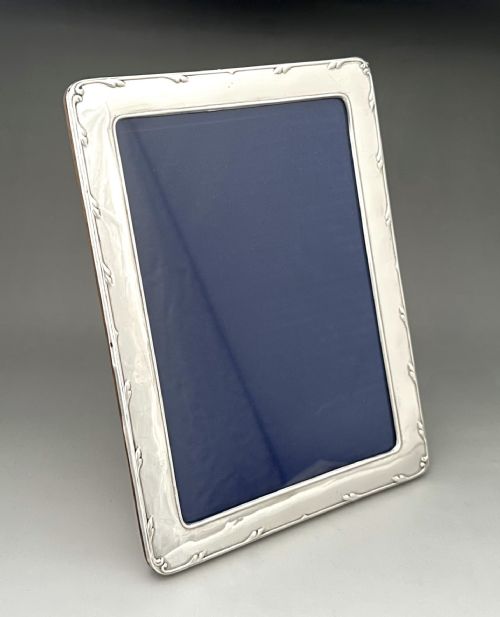 fig 1. A desirable silver landscape & portrait photo frame