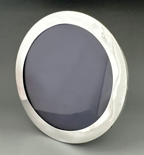 fig 1. An early George V circular silver photo frame