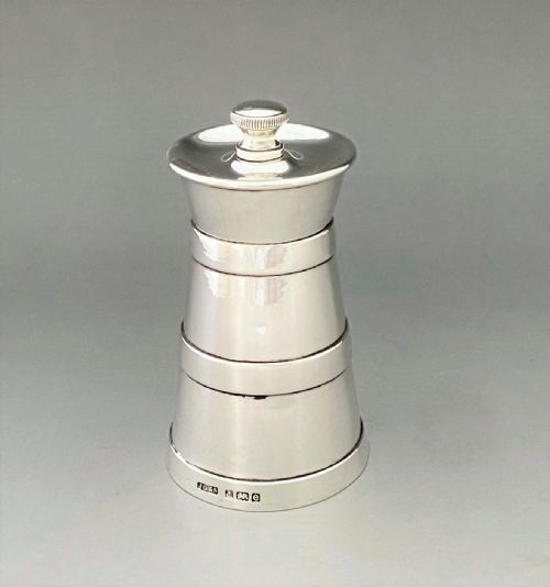 A Stylish Edwardian Silver Pepper Grinder