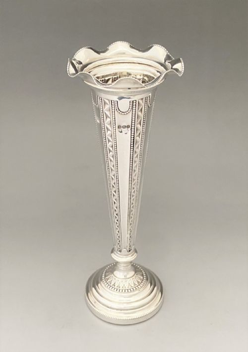 A STYLISH VICTORIAN SILVER STEM VASE - ADDITIONAL PHOTO 1