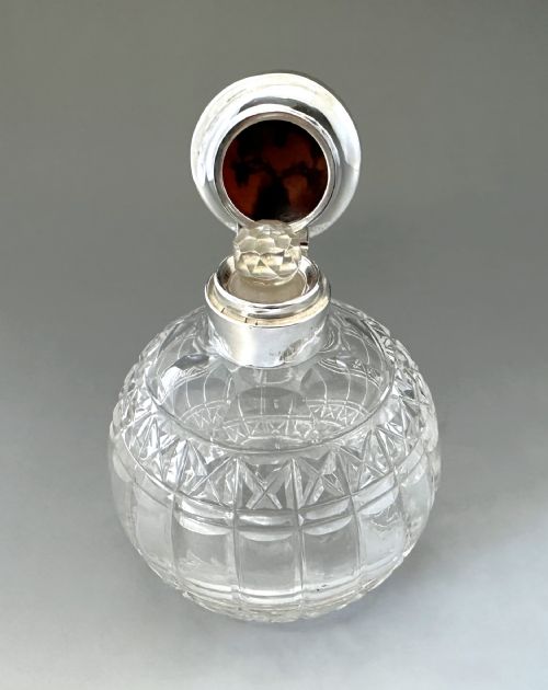 A GEORGE V SILVER TORTOISESHELL COLOGNE PERFUME BOTTLE - ADDITIONAL PHOTO 2