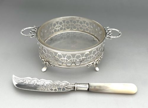 A GORGEOUS PIERCED SILVER BUTTER DISH KNIFE - ADDITIONAL PHOTO 1