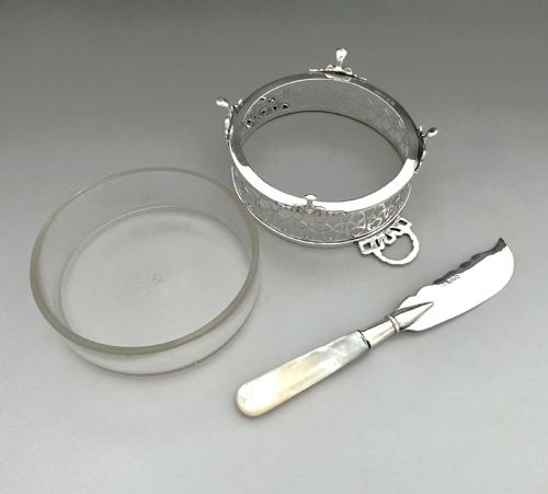 A GORGEOUS PIERCED SILVER BUTTER DISH KNIFE - ADDITIONAL PHOTO 4
