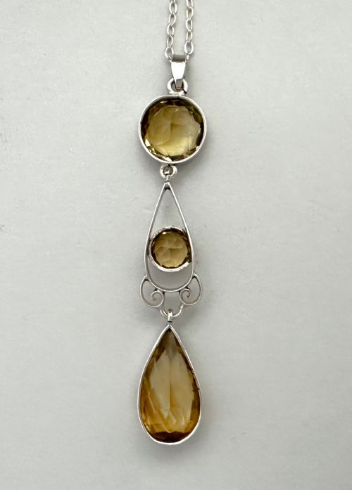 AN ELEGANT EDWARDIAN SILVER CITRINE DROP PENDANT - ADDITIONAL PHOTO 2