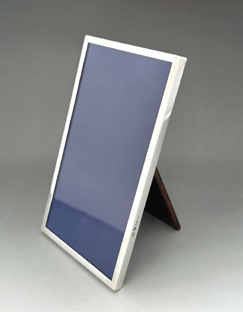 fig 1. A handsome and practical silver photo frame