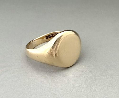 A Handsome Mid Century 9ct Gold Signet Ring