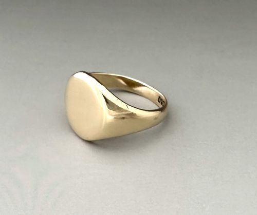 fig 1. A handsome mid Century 9ct Gold Signet ring