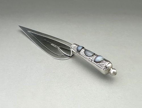 fig 1. A superb Victorian Montrose Agate & Silver trowel bookmark
