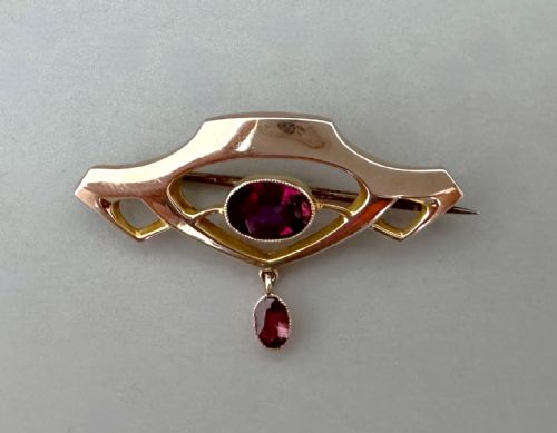 fig 1. A beautiful Edwardian 9ct gold & Rhodolite garnet brooch