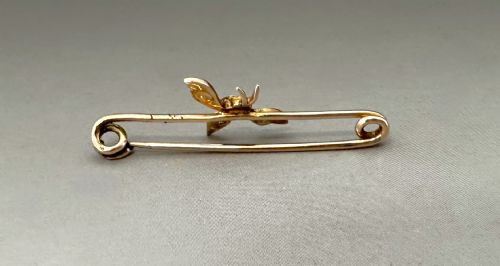 fig 1. A Victorian 9ct gold safety-pin style bar brooch featuring a stylised dragonfly motif set with turquoise and seed pearls.