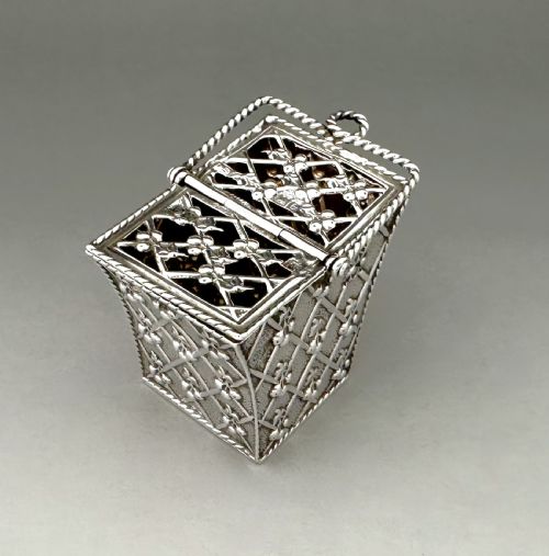 AN EXQUISITE VICTORIAN SILVER POTPOURRI BASKET - ADDITIONAL PHOTO 2