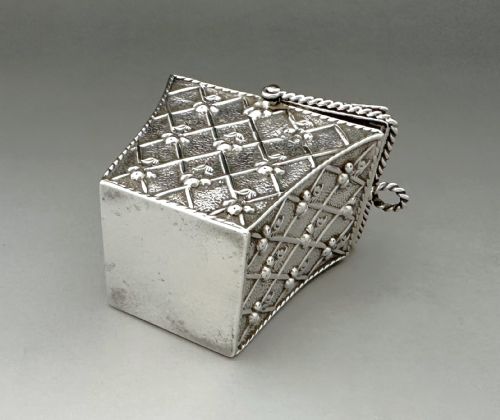 AN EXQUISITE VICTORIAN SILVER POTPOURRI BASKET - ADDITIONAL PHOTO 6