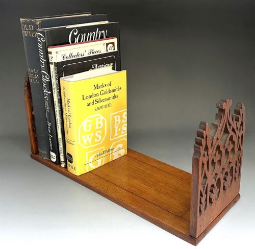 AN ATTRACTIVE VICTORIAN MAPLE WOOD EXTENDING BOOK SLIDE - ADDITIONAL PHOTO 5