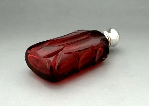 A VICTORIAN SILVER MOUNTED RUBY GLASS SCENT BOTTLE - ADDITIONAL PHOTO 3