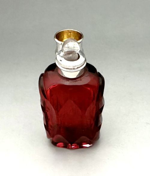 A VICTORIAN SILVER MOUNTED RUBY GLASS SCENT BOTTLE - ADDITIONAL PHOTO 5