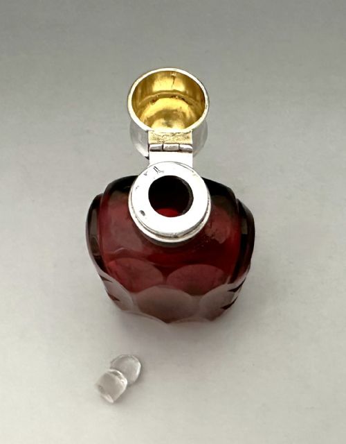 A VICTORIAN SILVER MOUNTED RUBY GLASS SCENT BOTTLE - ADDITIONAL PHOTO 6