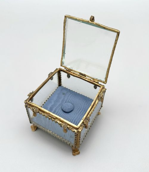A LOVELY FRENCH 19TH CENTURY ORMOLU TRINKET JEWEL BOX - ADDITIONAL PHOTO 4