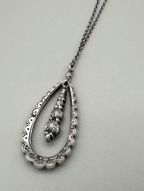A LOVELY VICTORIAN SILVER TEARDROP NECKLACE PENDANT - ADDITIONAL PHOTO 3