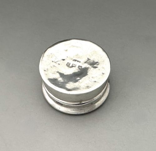 A WONDERFUL SILVER GUILLOCHE ENAMEL ROUGE POT PILL BOX - ADDITIONAL PHOTO 3