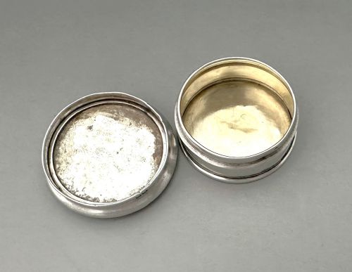 A WONDERFUL SILVER GUILLOCHE ENAMEL ROUGE POT PILL BOX - ADDITIONAL PHOTO 5