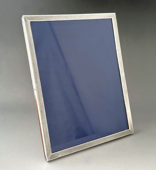AN EXCELLENT ART DECO ENGINE TURNED SILVER PHOTO FRAME