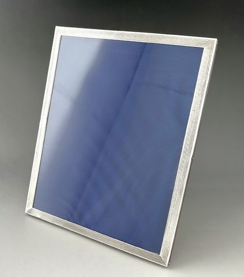 AN EXCELLENT ART DECO ENGINE TURNED SILVER PHOTO FRAME - ADDITIONAL PHOTO 1