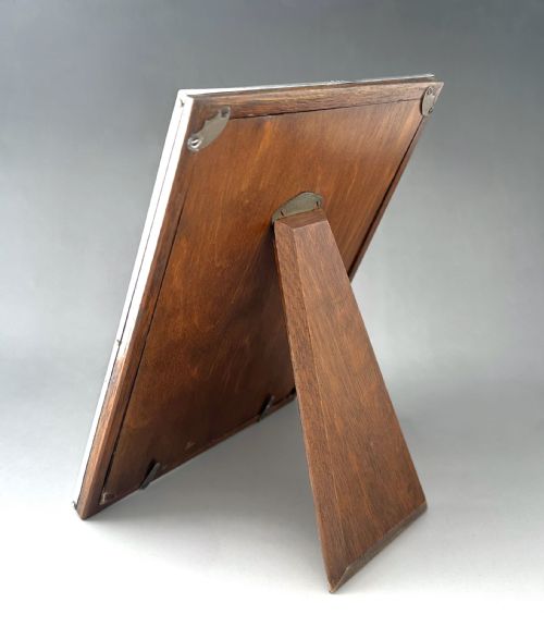 AN EXCELLENT ART DECO ENGINE TURNED SILVER PHOTO FRAME - ADDITIONAL PHOTO 4