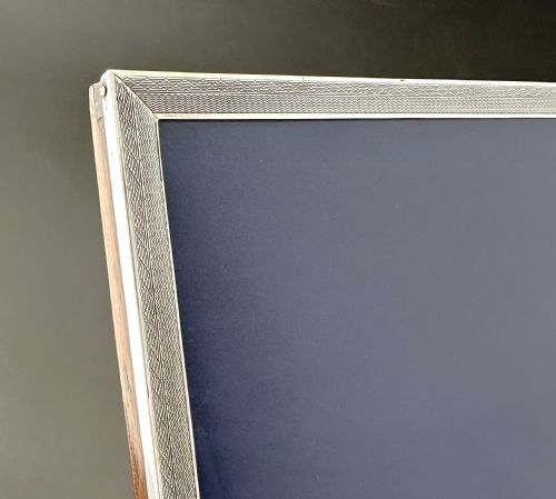 AN EXCELLENT ART DECO ENGINE TURNED SILVER PHOTO FRAME - ADDITIONAL PHOTO 5