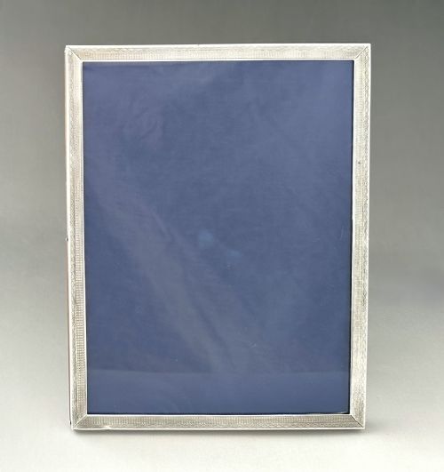 AN EXCELLENT ART DECO ENGINE TURNED SILVER PHOTO FRAME - ADDITIONAL PHOTO 6