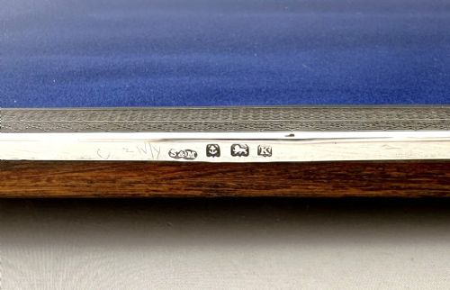 AN EXCELLENT ART DECO ENGINE TURNED SILVER PHOTO FRAME - ADDITIONAL PHOTO 7