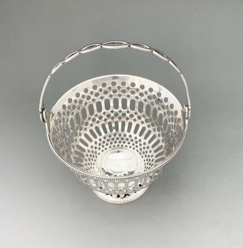A GORGEOUS PIERCED CHESTER SILVER SWING HANDLED BASKET - ADDITIONAL PHOTO 6