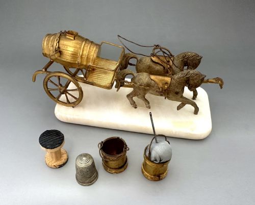 A WONDERFUL FRENCH PALAIS ROYAL HORSE DRAWN SEWING COMPANION - ADDITIONAL PHOTO 3