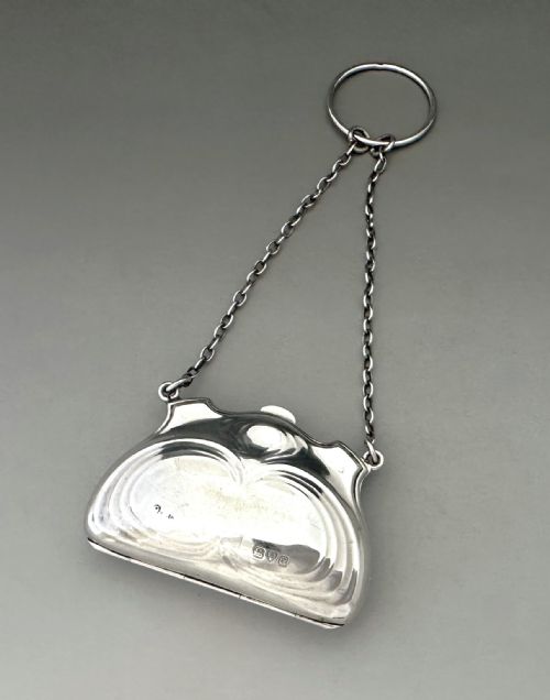 A STYLISH GEORGE V CHESTER SILVER COCKTAIL PURSE