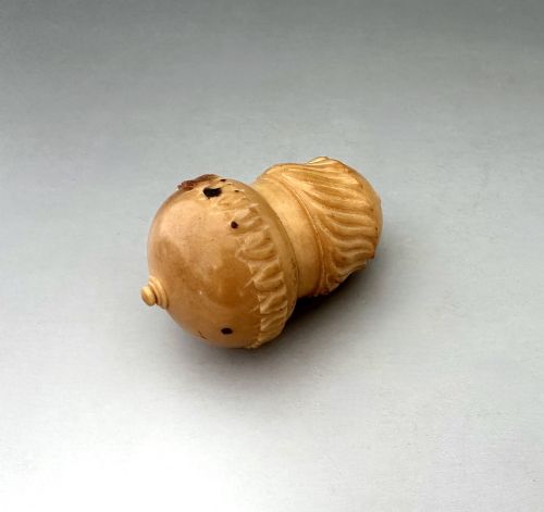 A COROZO NUT THIMBLE CASE WITH SILVER THIMBLE - ADDITIONAL PHOTO 2