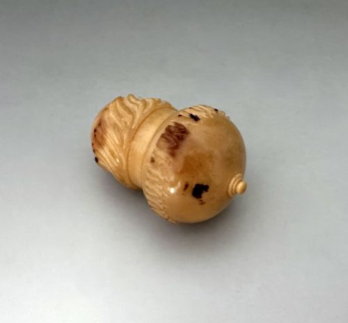 A COROZO NUT THIMBLE CASE WITH SILVER THIMBLE - ADDITIONAL PHOTO 1