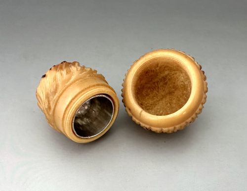 A COROZO NUT THIMBLE CASE WITH SILVER THIMBLE - ADDITIONAL PHOTO 3