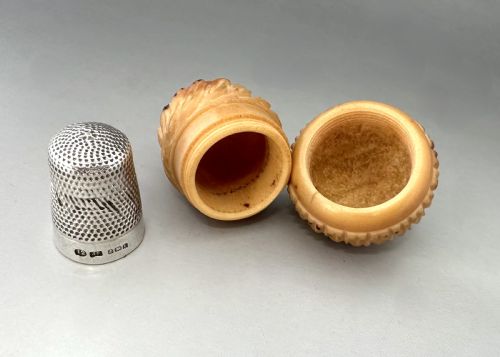 A COROZO NUT THIMBLE CASE WITH SILVER THIMBLE - ADDITIONAL PHOTO 4