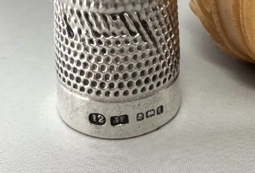 A COROZO NUT THIMBLE CASE WITH SILVER THIMBLE - ADDITIONAL PHOTO 5