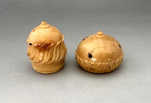 A COROZO NUT THIMBLE CASE WITH SILVER THIMBLE - ADDITIONAL PHOTO 6