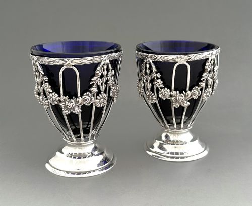 A SUPERB PAIR OF SILVER WIREWORK CONDIMENT TUBS - ADDITIONAL PHOTO 1