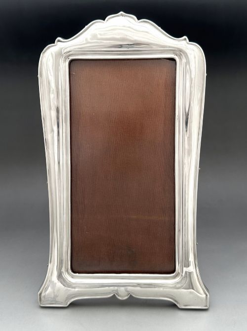 A CHARMING GEORGE V SILVER PHOTO FRAME - ADDITIONAL PHOTO 4