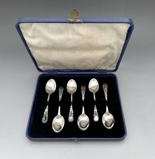 AN ARTS CRAFTS BOXED SET OF SCOTTISH SILVER DEMITASSE SPOONS SET WITH SEMIPRECIOUS STONES
