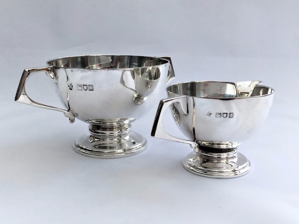 A charming Edwardian silver cream jug & sugar bowl.
