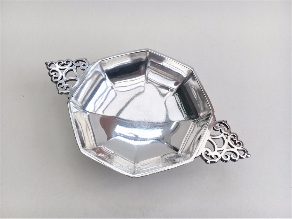 A superior quality silver quaich or wine taster 