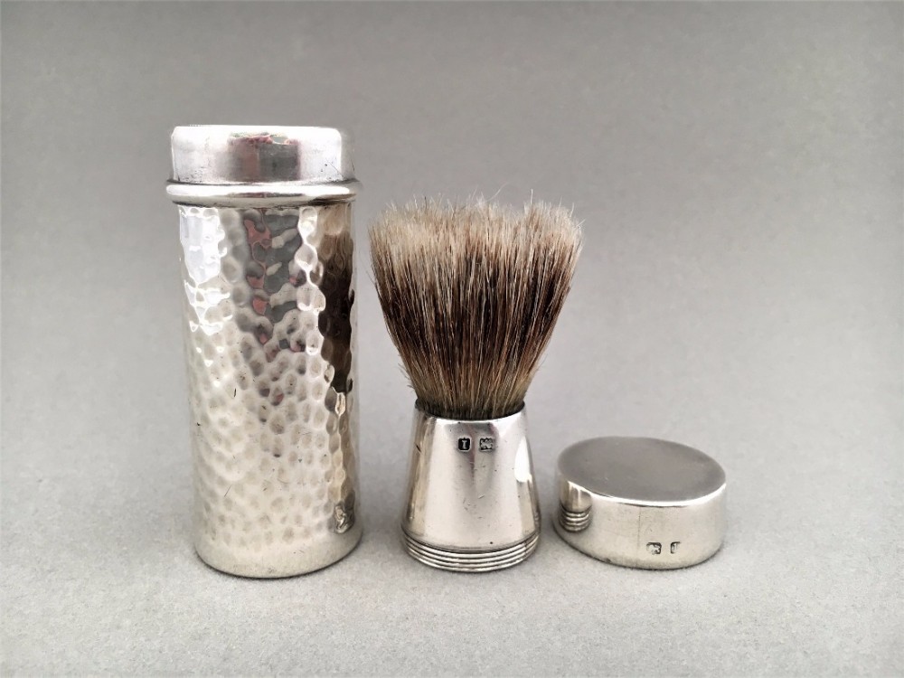 AN EDWARDIAN SILVER TRAVELLING SHAVING BRUSH.