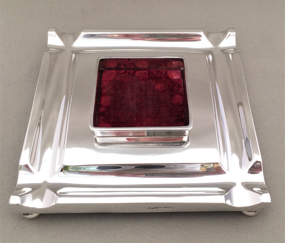 A Stunning Edwardian silver inkwell & Stand by Goldsmiths & Silversmiths. View III