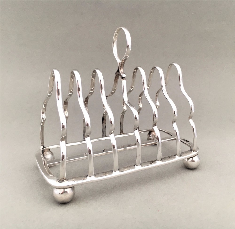 An early George V six slice silver toast rack