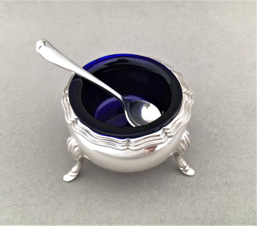 An Edwardian silver cauldron salt