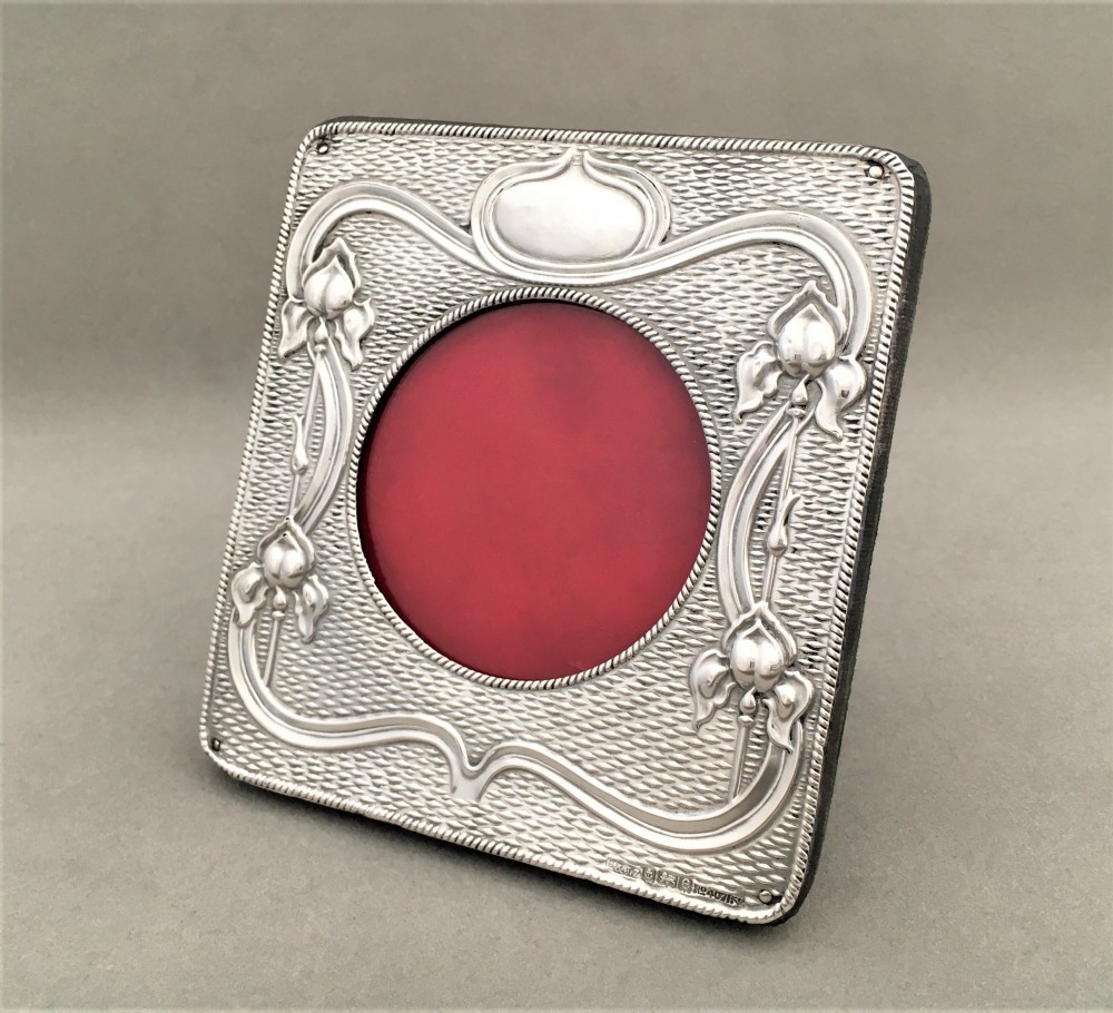 A gorgeous Art Nouveau silver photo frame