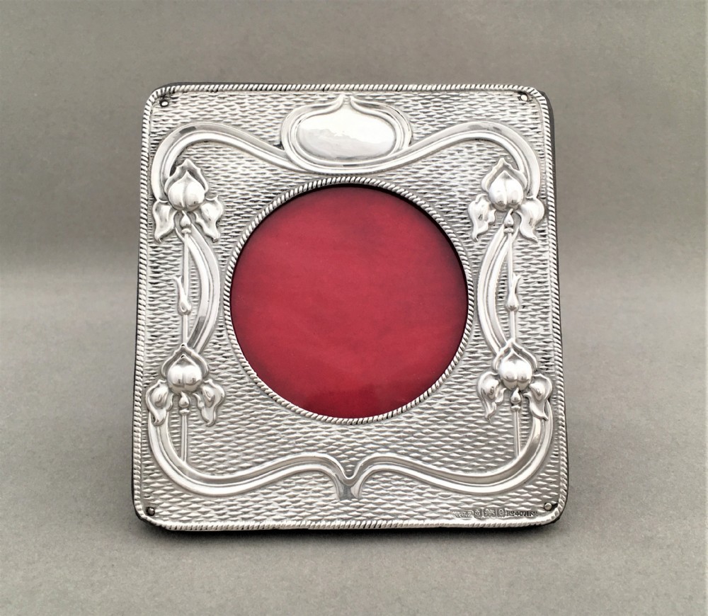 A gorgeous Art Nouveau silver photo frame View IV